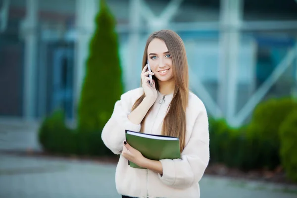 Affärskvinna sitter på gatan nära business center — Stockfoto