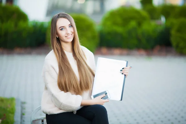 Business woman sitting on street near business center — Stock Photo, Image