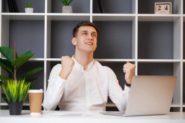 Bilgisayarın ofisinde başarılı bir iş adamı çalışıyor.