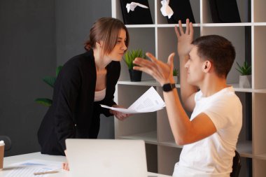 Kızgın müşterinin şirketin müdürüyle bir anlaşmazlığı var.