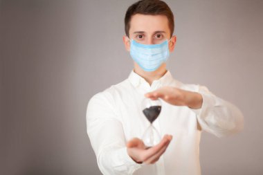 Koronavirüsten korunmak için ofiste maske takan bir adam.