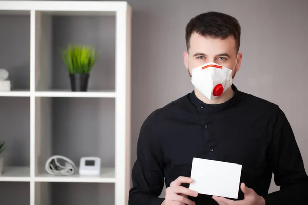 Homem trabalhando no escritório usando uma máscara para proteção contra coronavírus — Fotografia de Stock