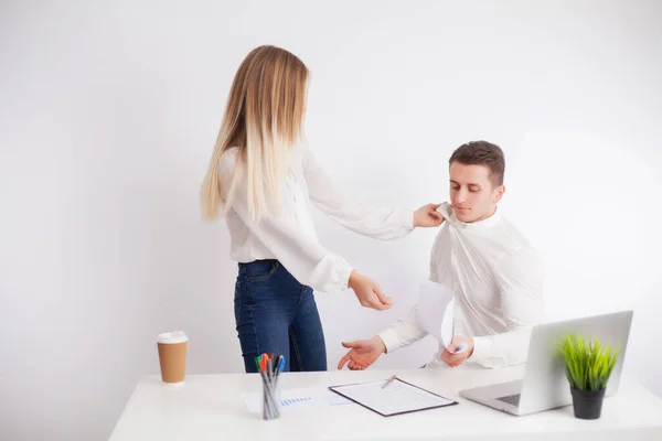 Cliente enojado tiene un conflicto con el gerente de la empresa — Foto de Stock