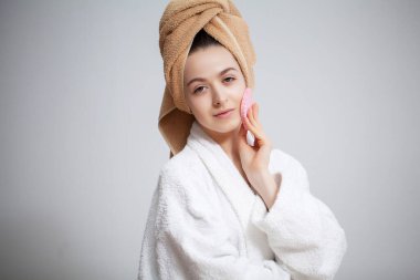 Duş aldıktan sonra kafasında havlu olan güzel bir kız.