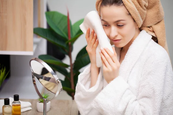 Woman wipes the face towel after taking a shower — Stockfoto