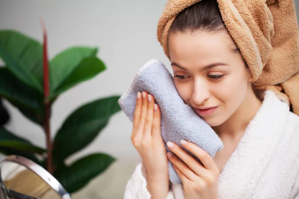 Femme essuie la serviette visage après avoir pris une douche — Photo