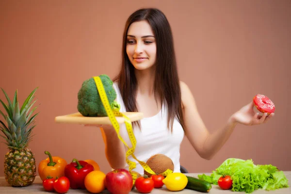 Portret młodej pięknej kobiety z warzywami, owocami i taśmą pomiarową — Zdjęcie stockowe