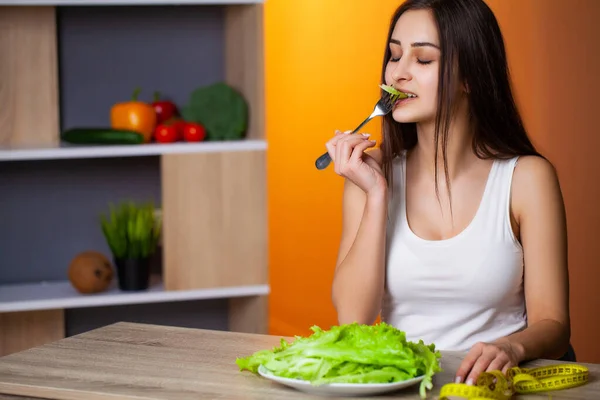 Retrato de una joven hermosa niña que se adhiere al régimen de dieta — Foto de Stock