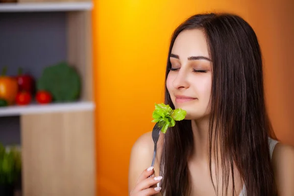 Portrait of young beautiful girl adhering to diet regime — Stock Photo, Image