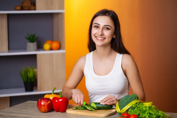 Menina bonita jovem prepara uma salada de dieta útil — Fotografia de Stock