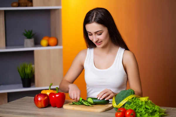 Joven hermosa chica prepara una ensalada de dieta útil — Foto de Stock