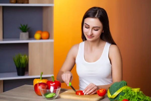 Young beautiful girl prepares a useful diet salad — 图库照片