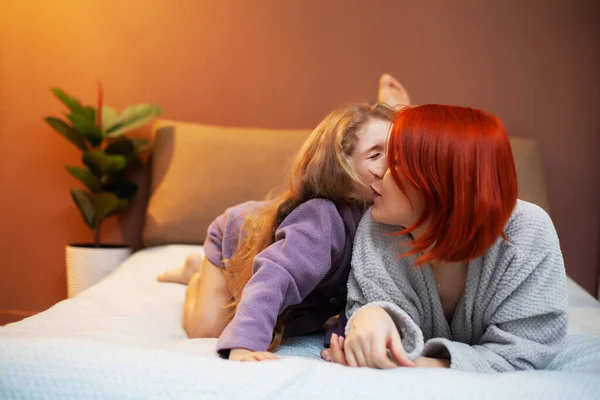 Fille et mère jouant sur le lit dans la crèche — Photo