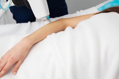 Genç kız kuaförde bacak için lazer ameliyatı olacak.