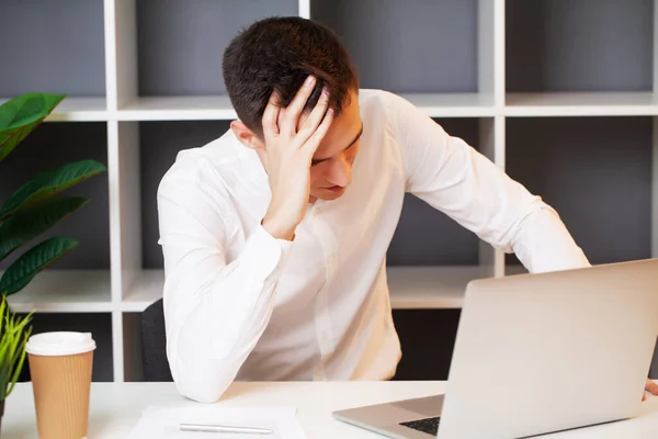 Tired man working at the computer in the office — Stock Photo, Image