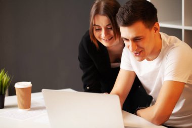 Mutlu başarılı iş ekibi, gülün ve başarılarını alkışlayın.