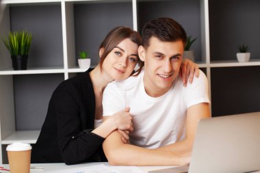 Sevgili çift kendi işlerinde başarılı bir şekilde birlikte çalışıyorlar.