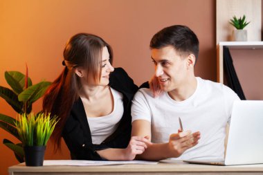 Mutlu başarılı iş ekibi, gülün ve başarılarını alkışlayın.