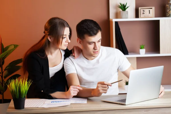 Coppia amorevole che lavora con successo insieme sulla propria attività — Foto Stock