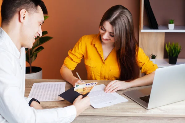 Coppia amorevole che lavora con successo insieme sulla propria attività — Foto Stock