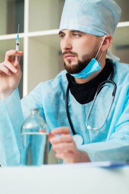 Doktor şırıngaya enjekte etmek için bir çözüm bulur.