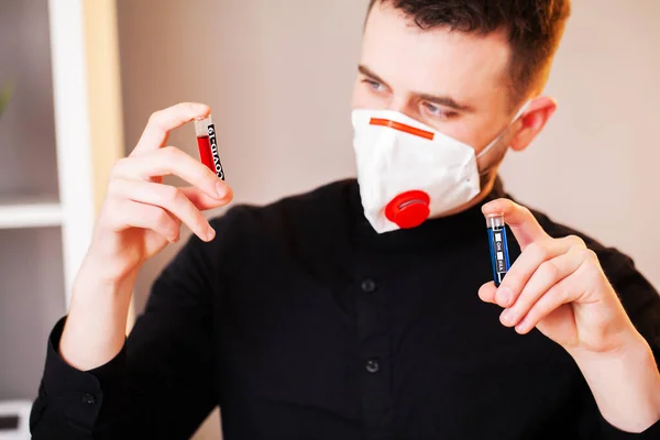 Man working in the office wearing a mask for protection from coronavirus — Stock Photo, Image