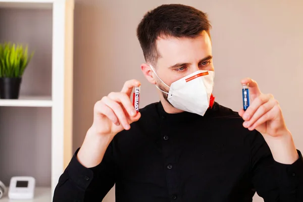 Man working in the office wearing a mask for protection from coronavirus — Stock Photo, Image