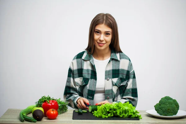 Concept de saine alimentation et de régime fille tenant des légumes sur fond blanc mur — Photo