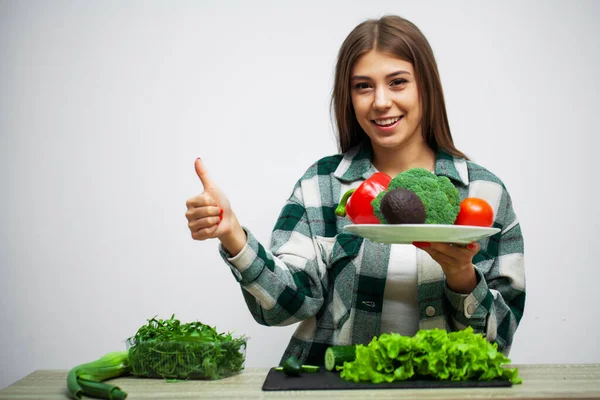 건강 한 식사와 흰 벽에 야채를 담고 있는 식생활을 하는 소녀의 개념 — 스톡 사진