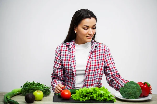 Concepto de dieta y alimentación saludable chica con verduras en el fondo de la pared blanca — Foto de Stock