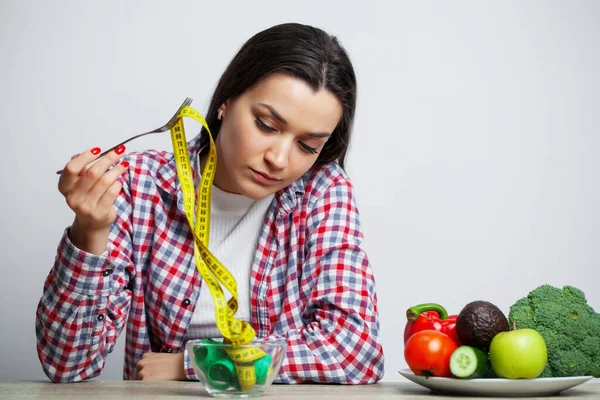 Concepto de niña delgada con un plato lleno de cinta — Foto de Stock