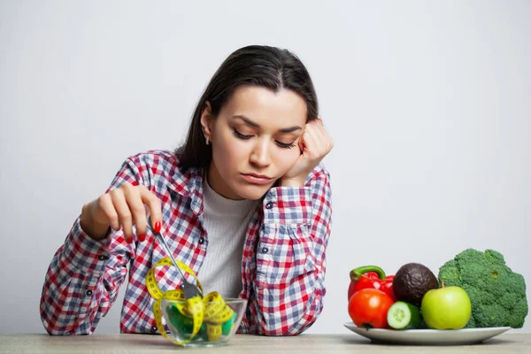 Concepto de niña delgada con un plato lleno de cinta — Foto de Stock