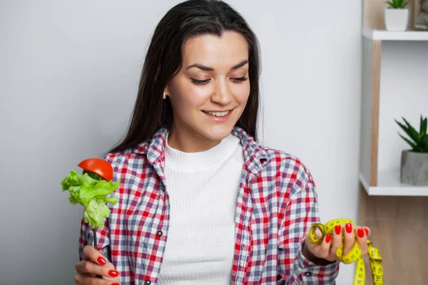 Dívka si vybírá mezi zdravým a škodlivým jídlem — Stock fotografie