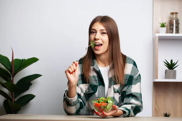 Menina faz uma escolha entre alimentos saudáveis e prejudiciais — Fotografia de Stock