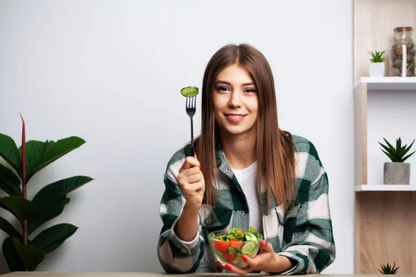 Menina faz uma escolha entre alimentos saudáveis e prejudiciais — Fotografia de Stock