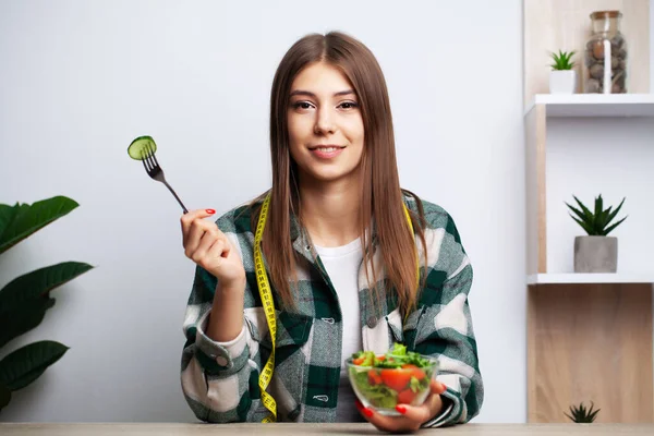 Flicka gör ett val mellan hälsosam och skadlig mat — Stockfoto