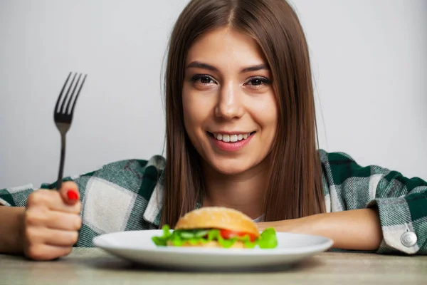 Miła dziewczyna chce jeść hamburger szkodliwe — Zdjęcie stockowe