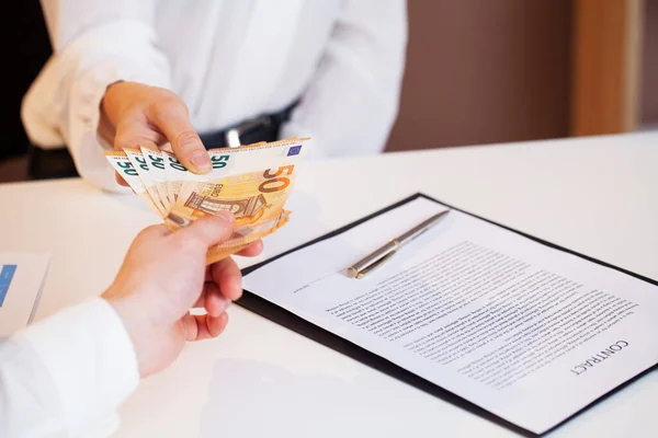 Employee is given a bribe for a favorable signing of the contract — Stock Photo, Image