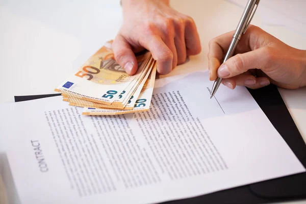 Employee is given a bribe for a favorable signing of the contract — Stock Photo, Image