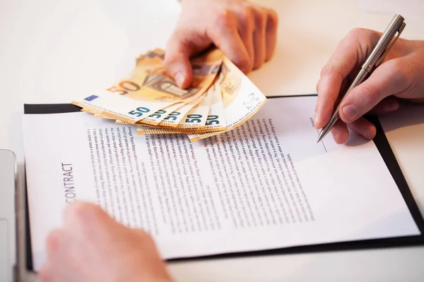 Employee is given a bribe for a favorable signing of the contract — Stock Photo, Image