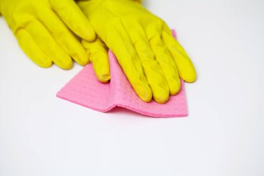 Ofiste tozu silen işçilerin yakın çekimi