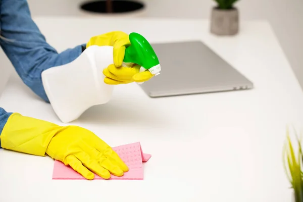 Primo piano del lavoratore mano pulitura polvere in ufficio — Foto Stock