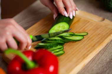 Genç güzel kız sağlıklı bir diyet salatası hazırlıyor.