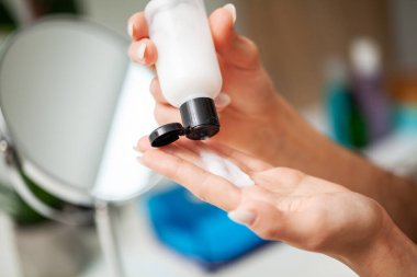 Yaklaş kızım, yüzüne krem sür.