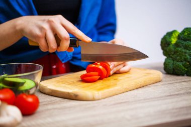 Sağlıklı beslenme kavramı, kadın salata için taze sebze keser.