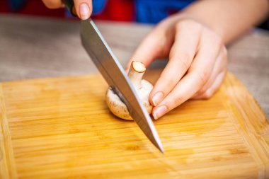 Sağlıklı beslenme kavramı, kadın salata için taze sebze keser.