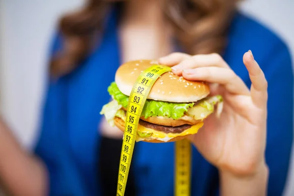 Concepto de alimentación saludable, hamburguesa con cinta amarilla medida — Foto de Stock