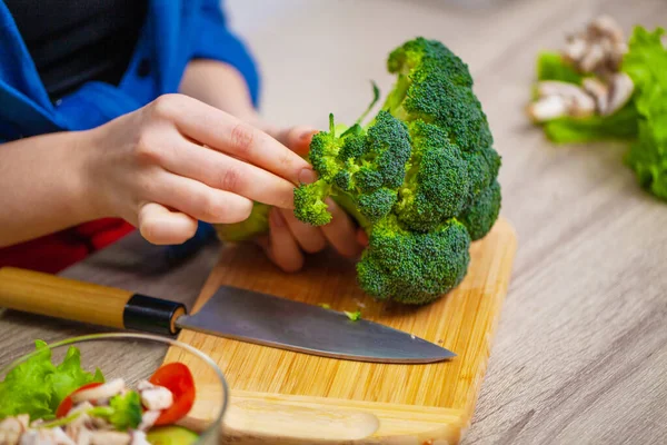 Концепція здорового харчування, жінка ріже свіжі овочі для салату — стокове фото