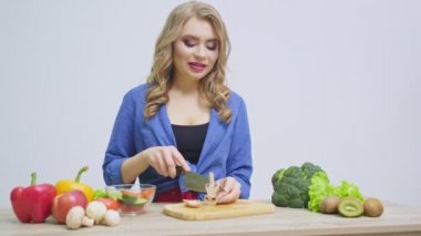 Sağlıklı beslenme kavramı, kadın salata için taze sebze keser.