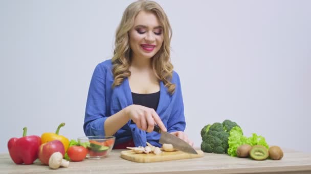 Concetto di alimentazione sana, la donna taglia verdure fresche per insalata — Video Stock